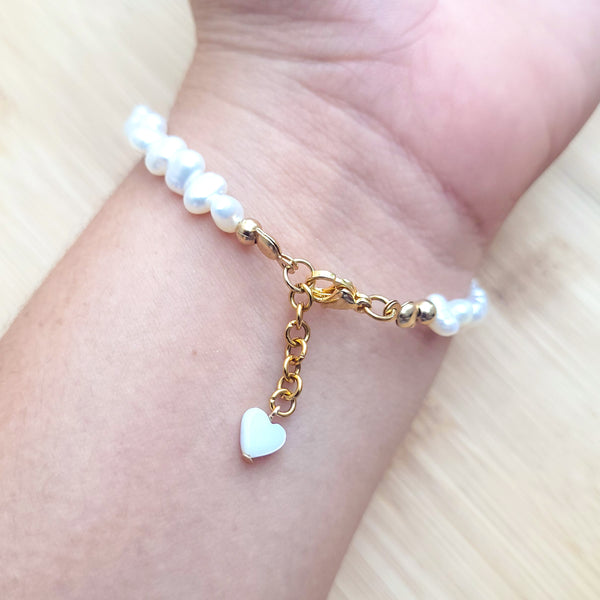 Pulsera de perlas con cruz