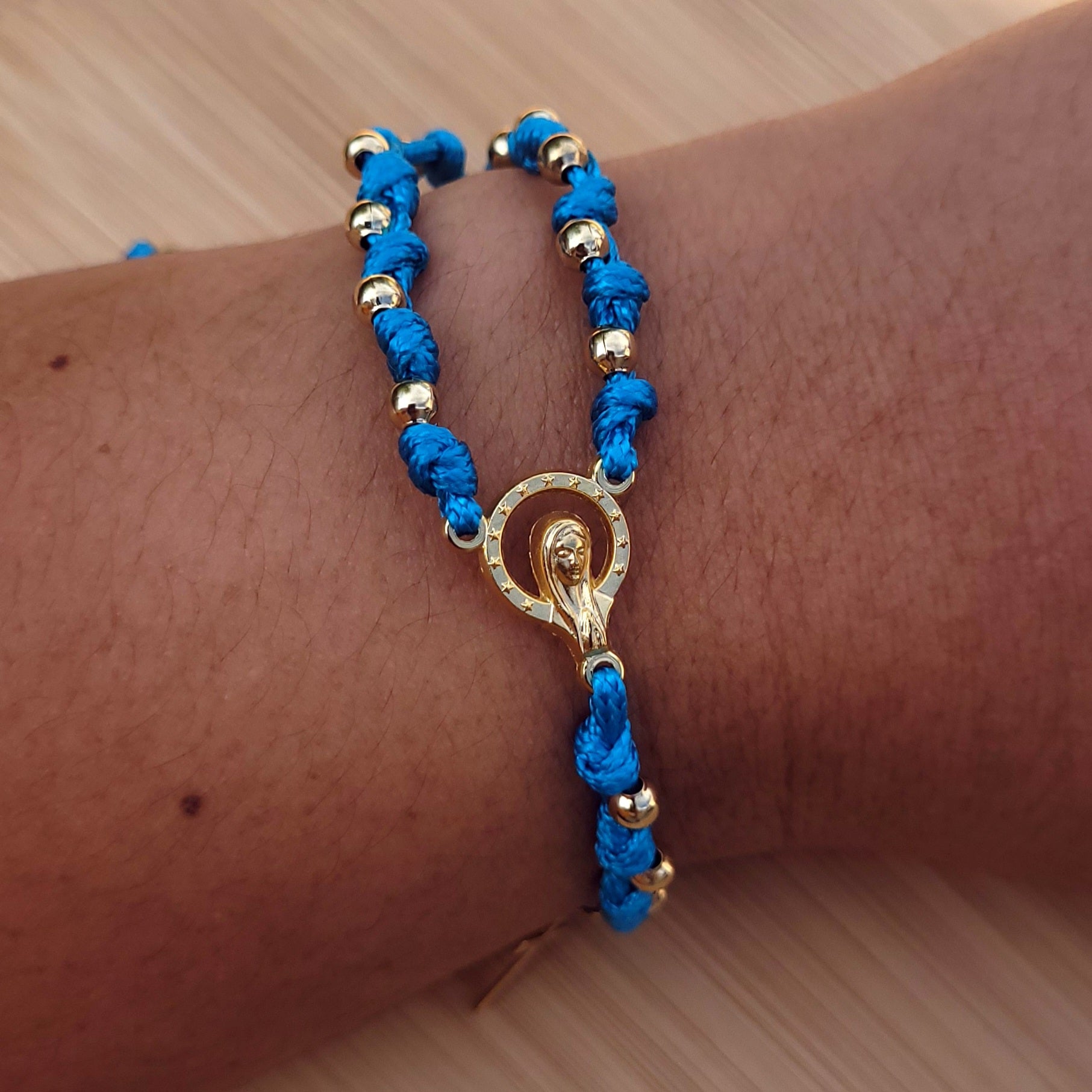 Denario-pulsera con conector de la Virgen María