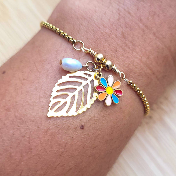 Pulsera: Florece. Con una hoja, una perla de agua dulce y una flor.