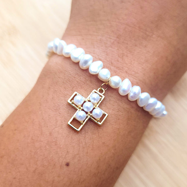 Pulsera de perlas con cruz