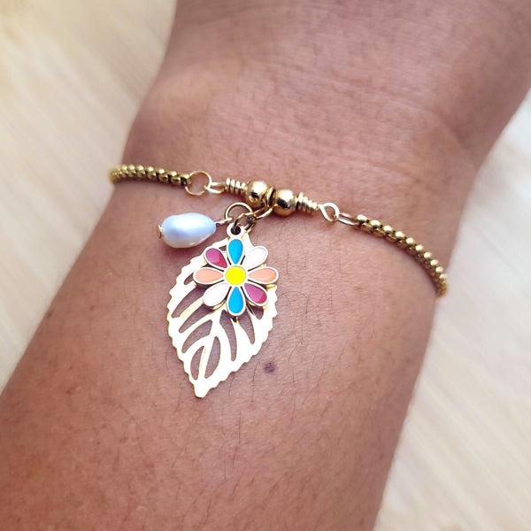 Pulsera: Florece. Con una hoja, una perla de agua dulce y una flor.