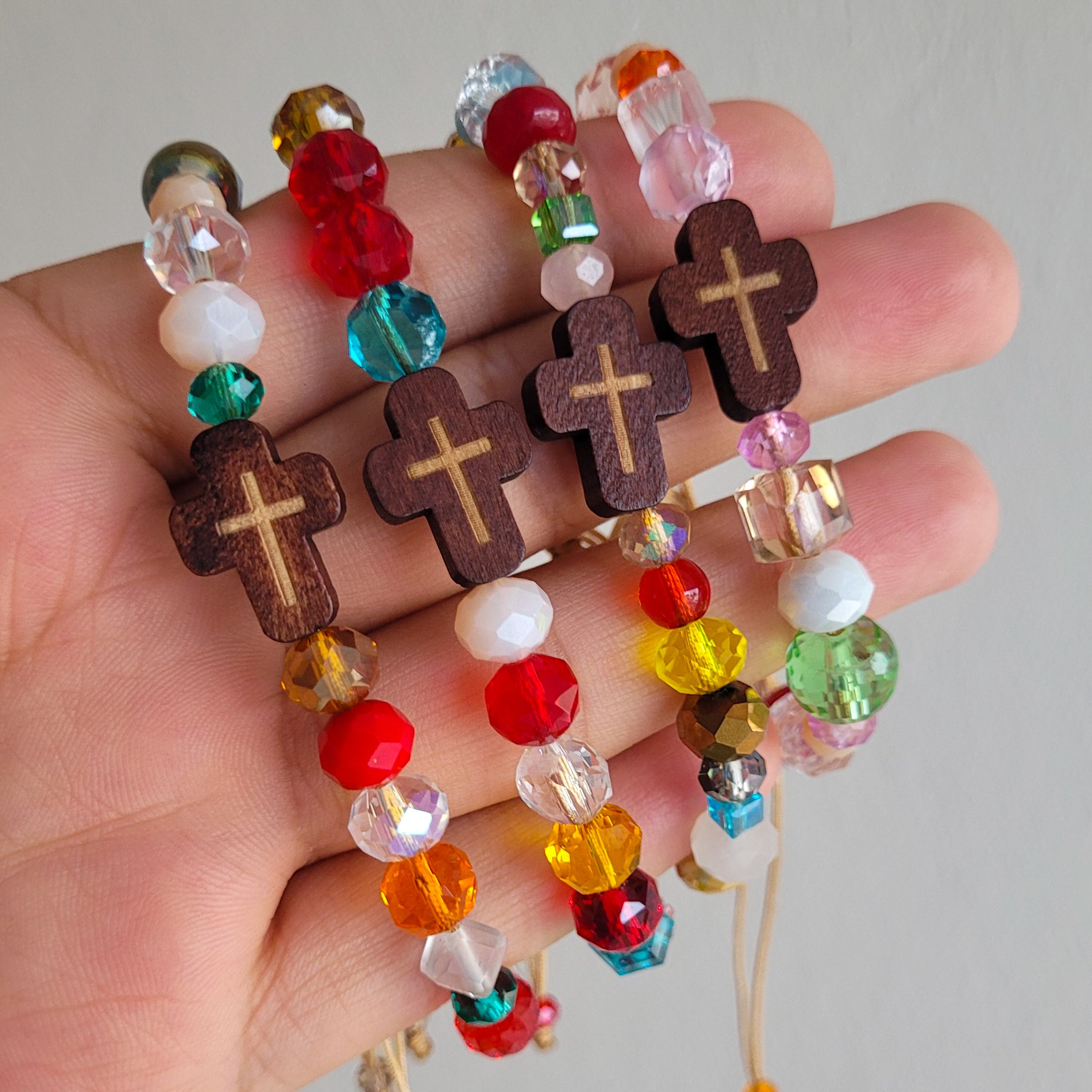 Pulsera con cruz y cristales de colores