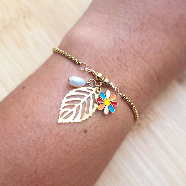 Pulsera: Florece. Con una hoja, una perla de agua dulce y una flor.