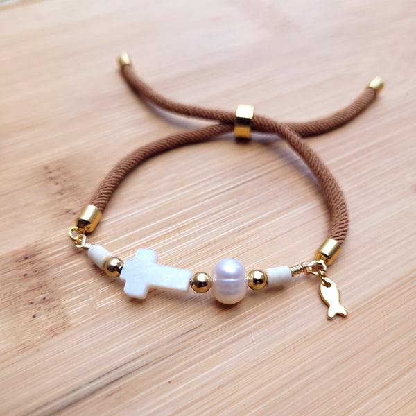 Pulsera con cruz, perla y pez