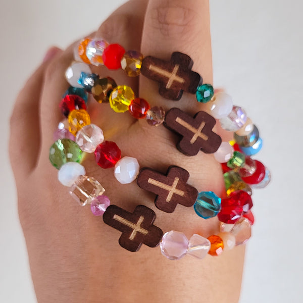 Pulsera con cruz y cristales de colores